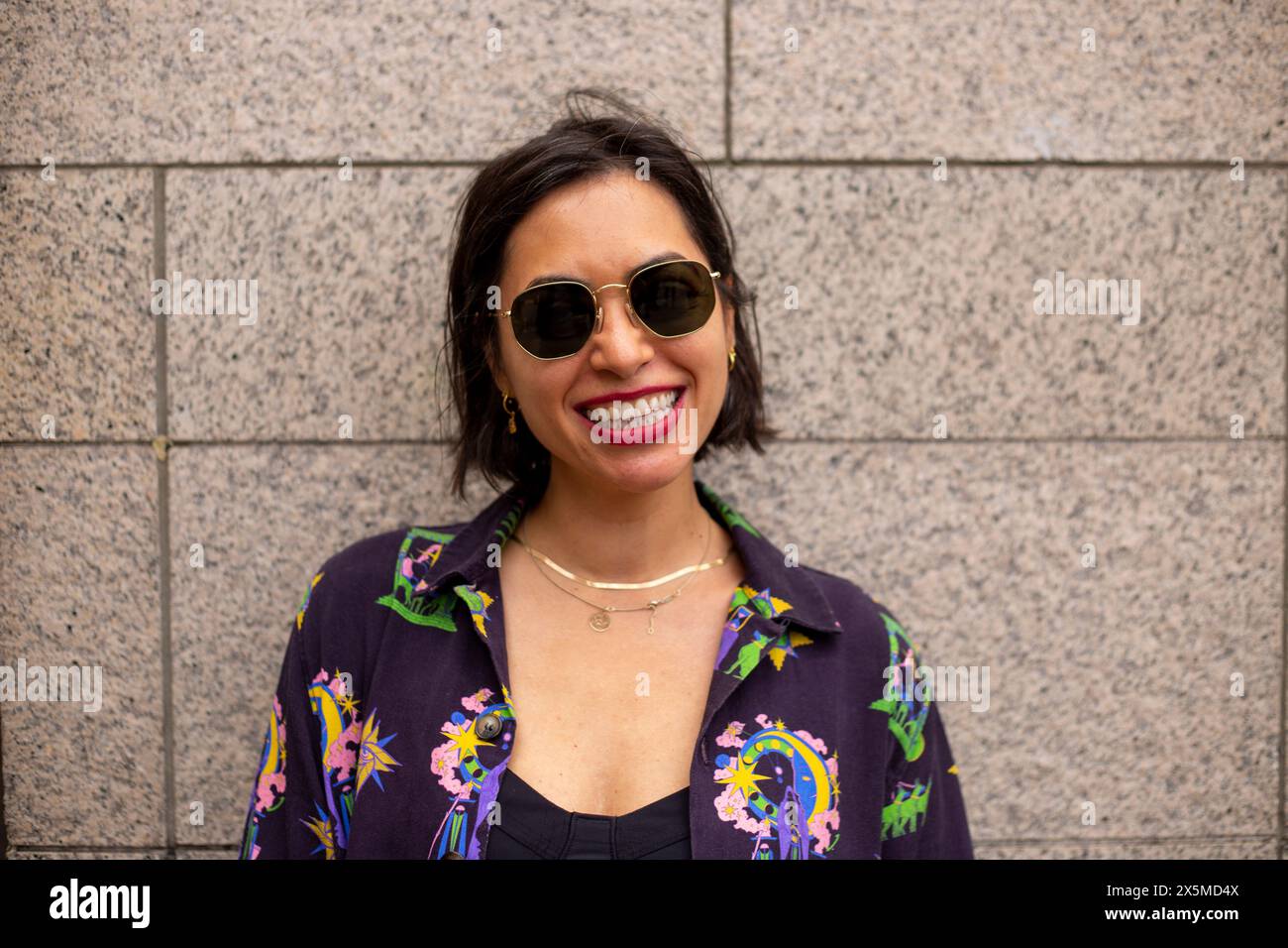 Portrait d'une femme adulte moyenne portant des lunettes de soleil Banque D'Images