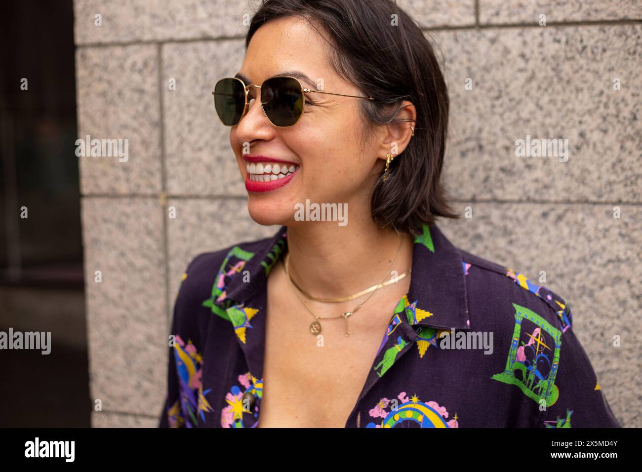 Portrait d'une femme adulte moyenne portant des lunettes de soleil Banque D'Images
