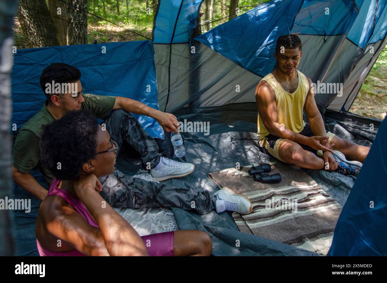 Amis rela, ing dans la tente Banque D'Images