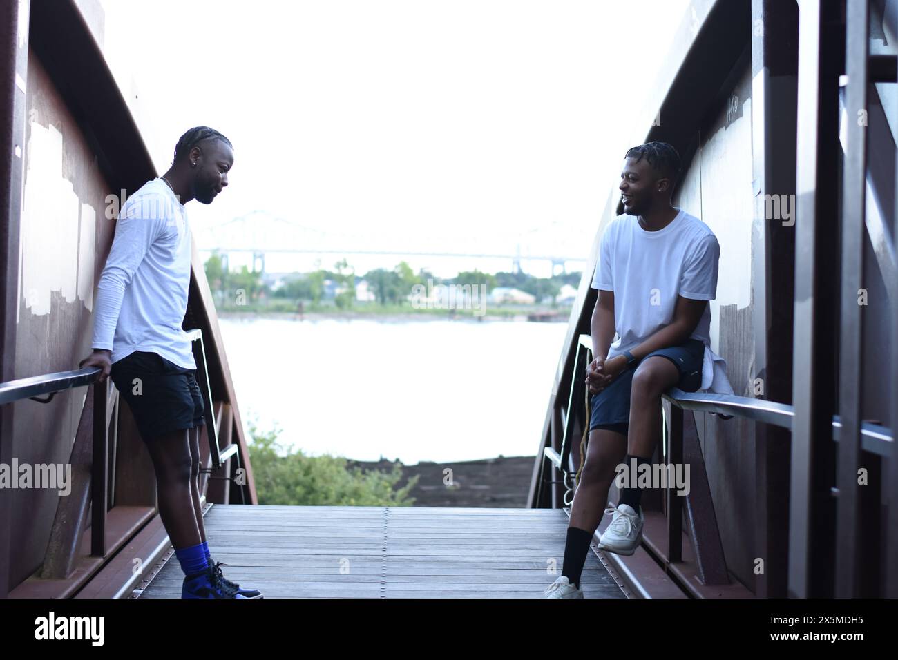 USA, Louisiane, couple gay souriant sur le pont Banque D'Images