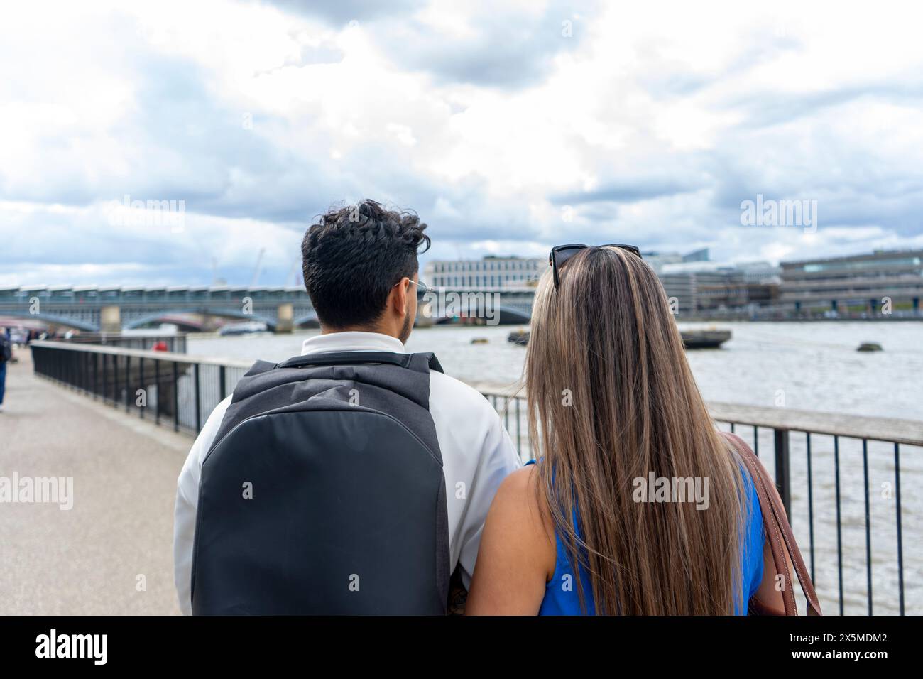 Royaume-Uni, Londres, vue arrière d'un couple de touristes regardant la Tamise Banque D'Images