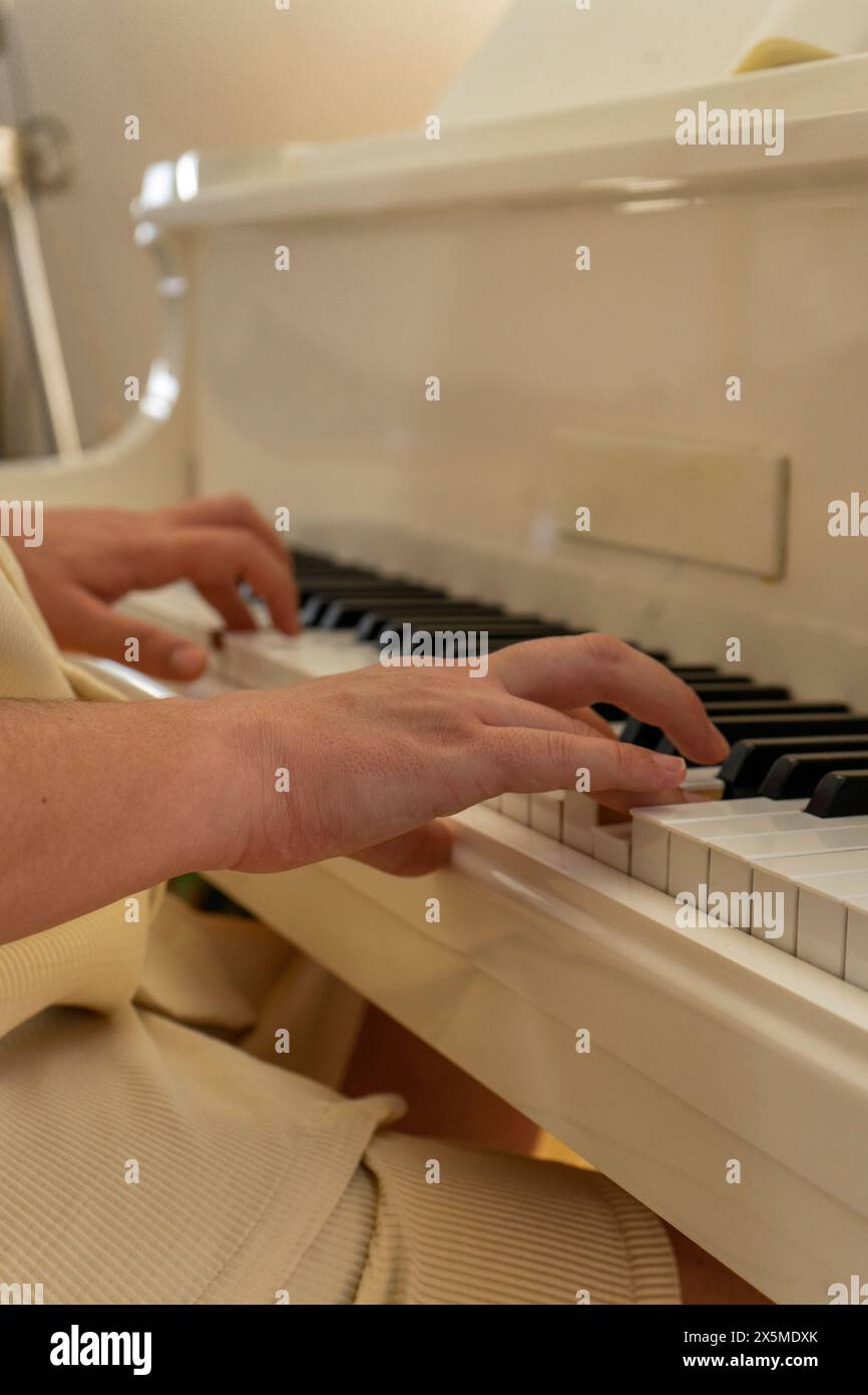 Royaume-Uni, Londres, gros plan d'un homme jouant du piano Banque D'Images