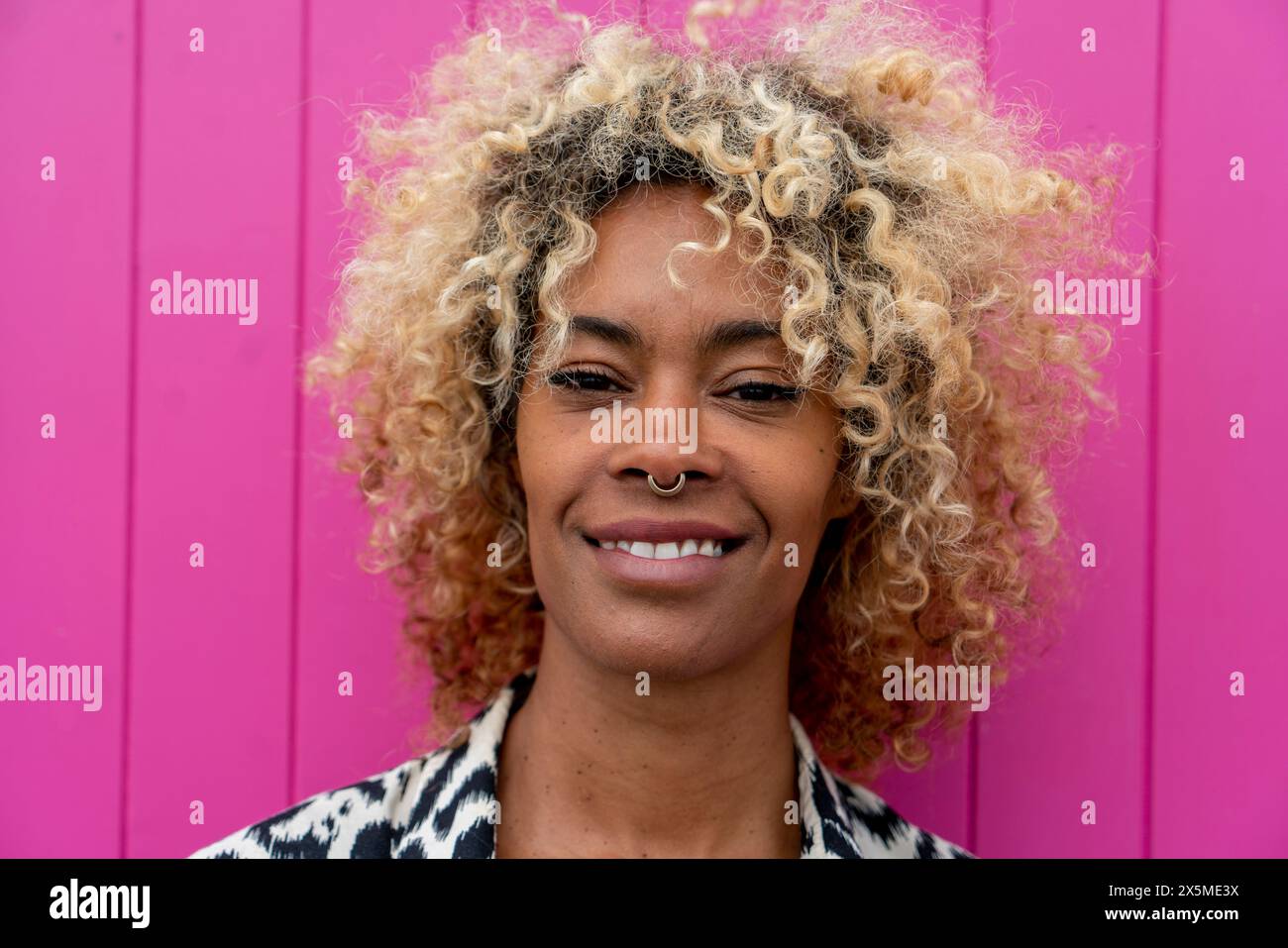 Portrait de jeune femme en cheveux bouclés Banque D'Images