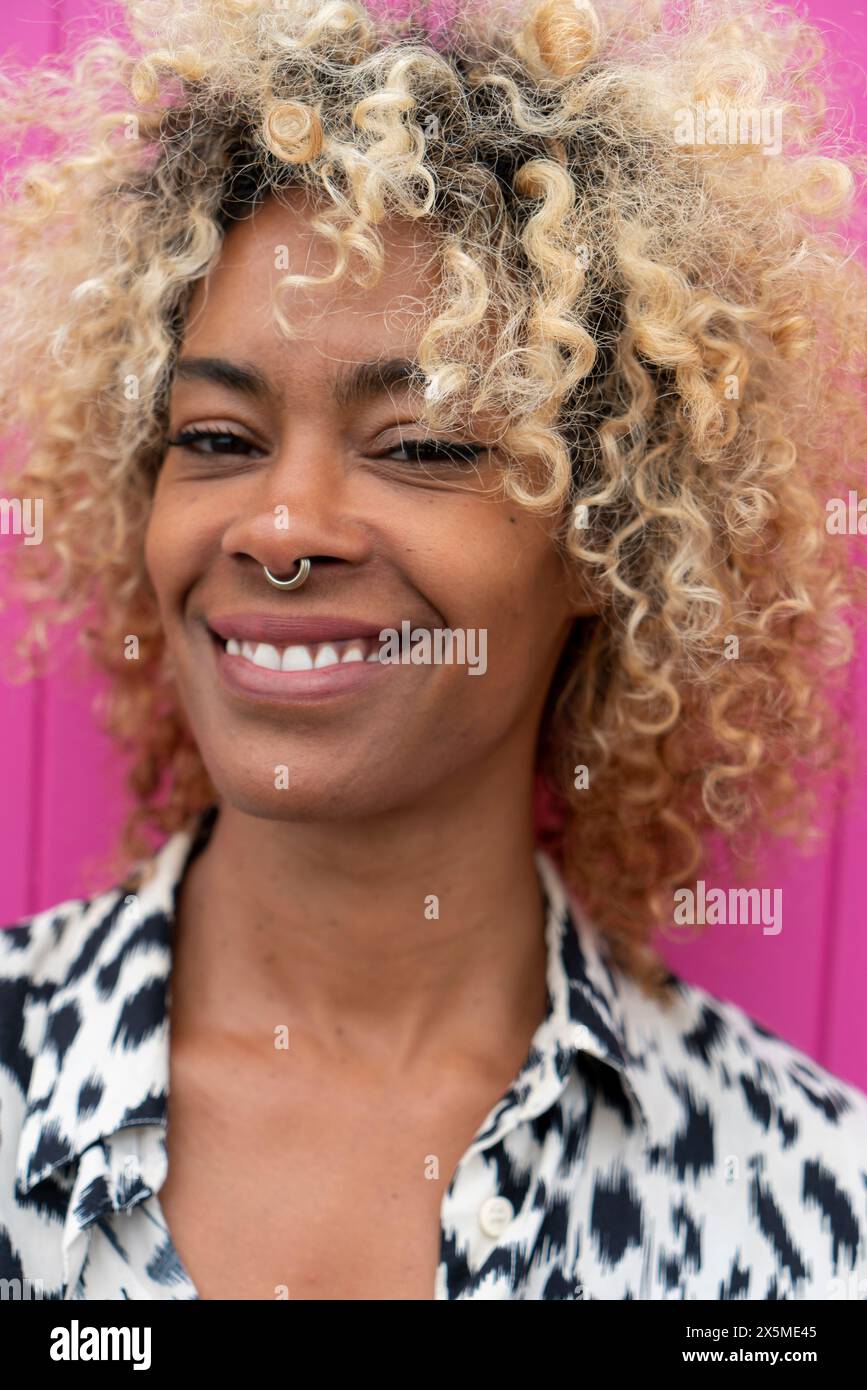 Portrait de jeune femme en cheveux bouclés Banque D'Images