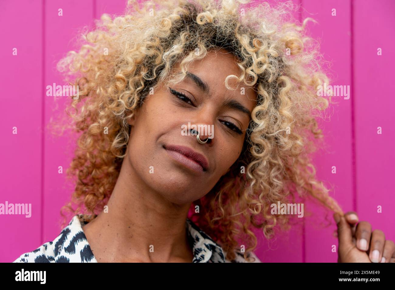 Portrait de femme aux cheveux bouclés Banque D'Images