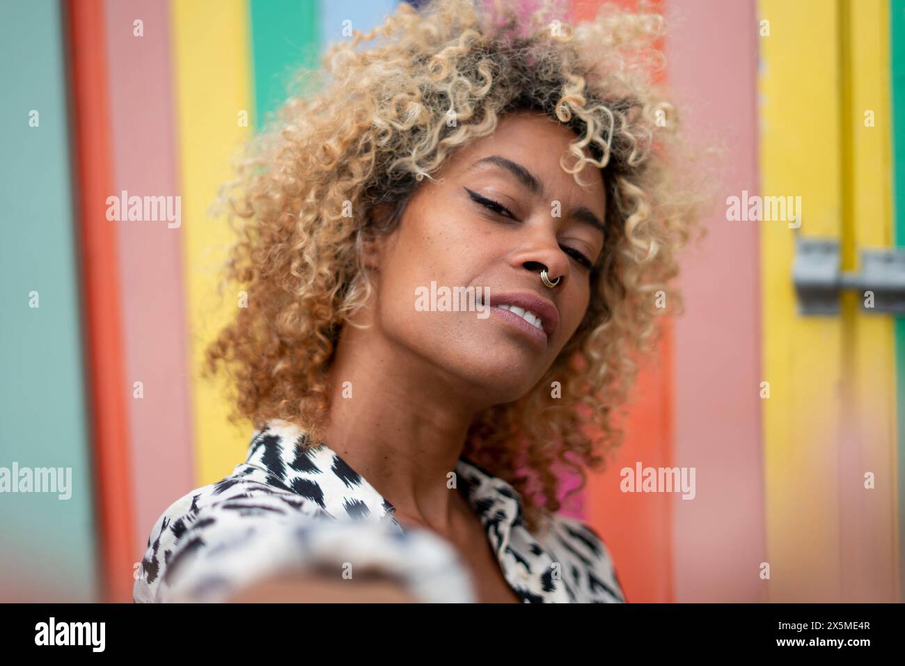 Portrait de femme aux cheveux bouclés Banque D'Images