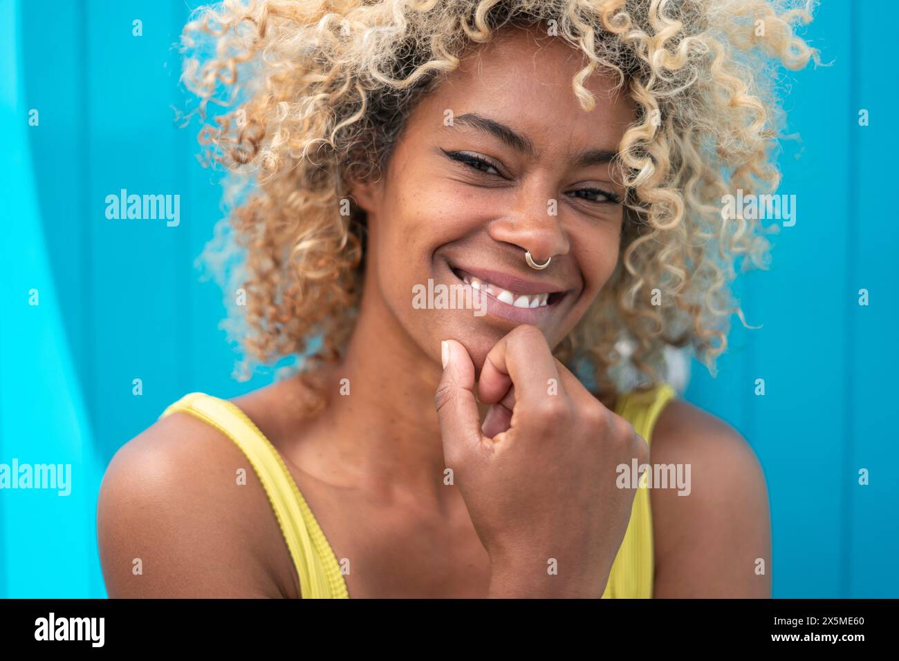 Portrait de jeune femme en cheveux bouclés Banque D'Images