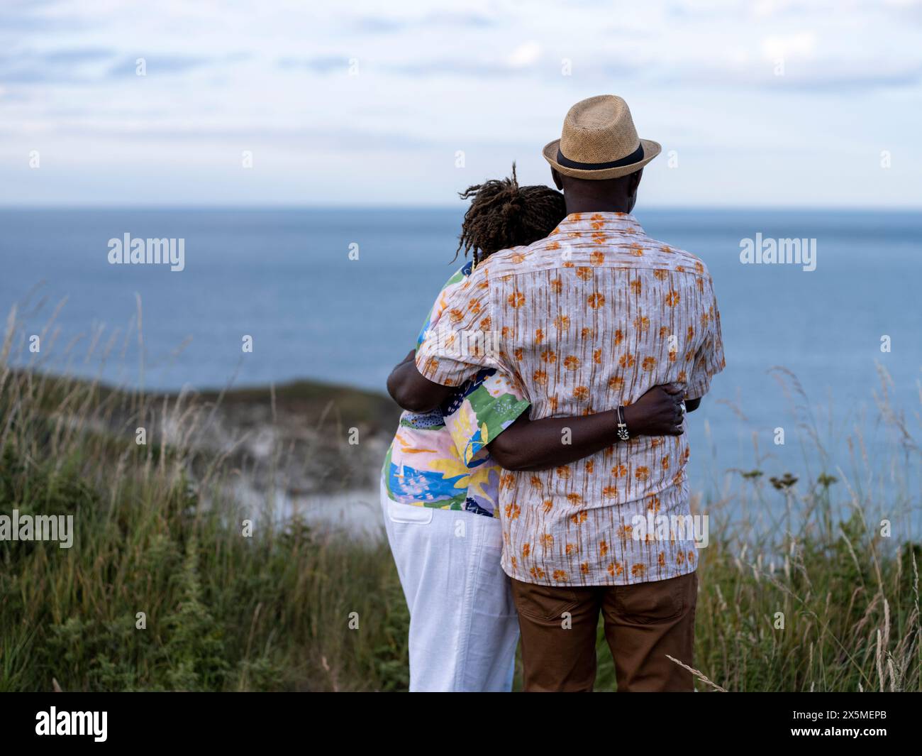 Couple senior regardant la mer depuis la falaise Banque D'Images