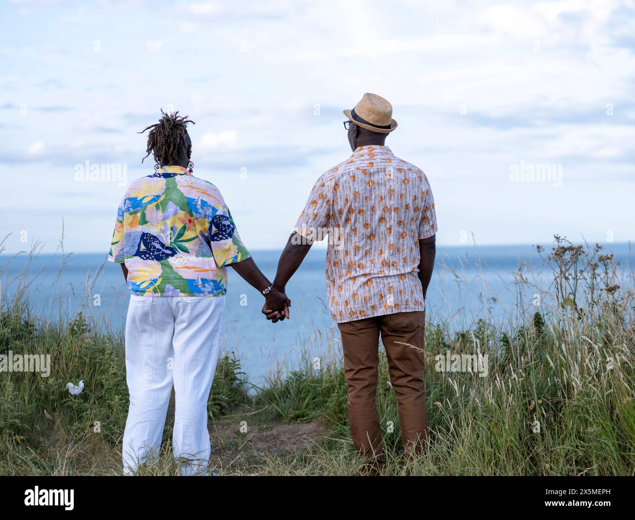 Couple senior regardant la mer depuis la falaise Banque D'Images