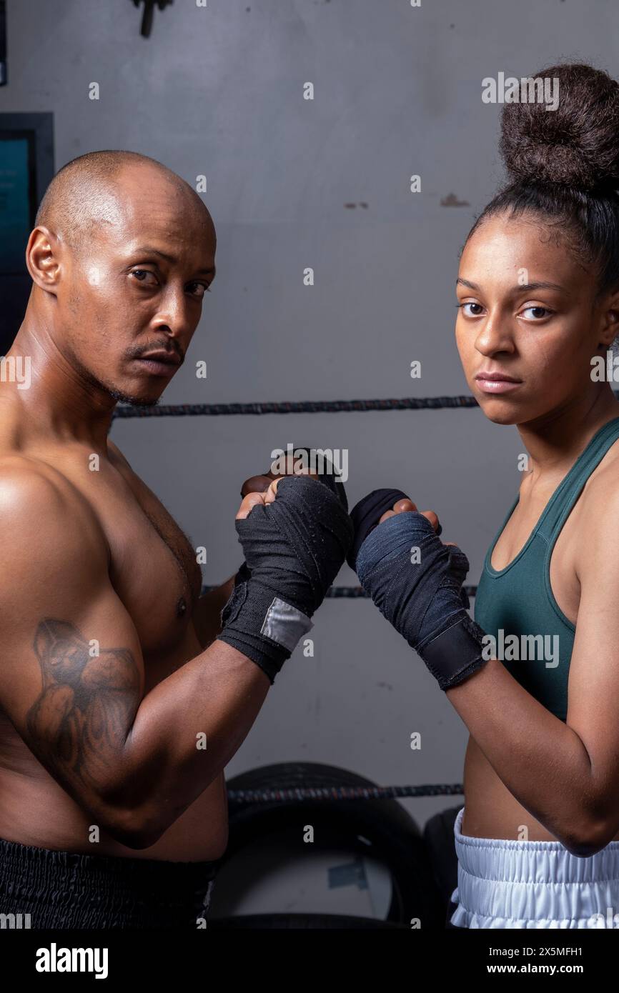 Femme et homme se préparant à se battre dans le ring de boxe Banque D'Images