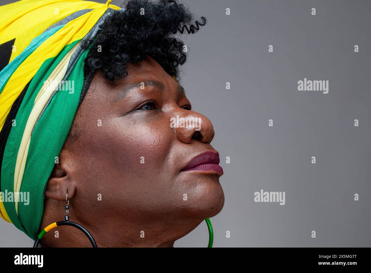 Plan studio d'une femme mature portant du turban Banque D'Images