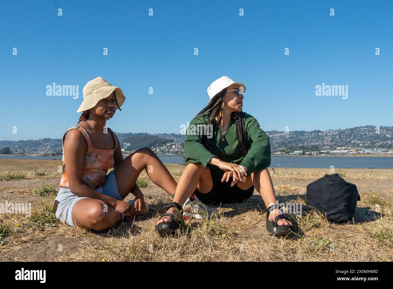 Touristes féminins se relaxant par la rivière Banque D'Images