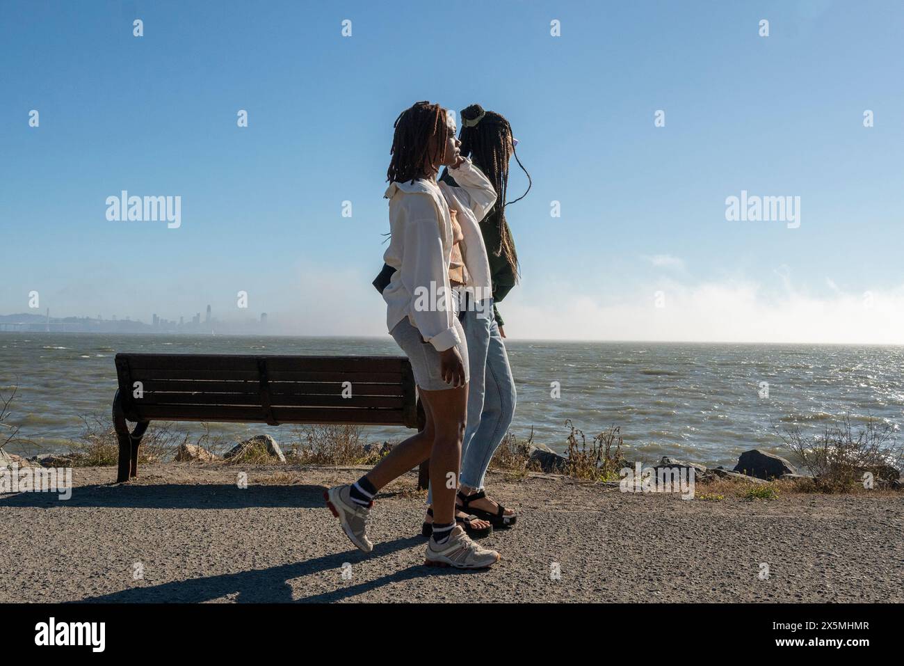 Amies féminines en balade en bord de mer Banque D'Images