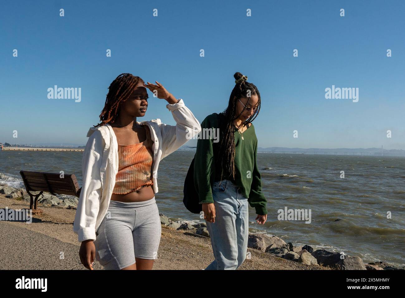 Amies féminines en balade en bord de mer Banque D'Images
