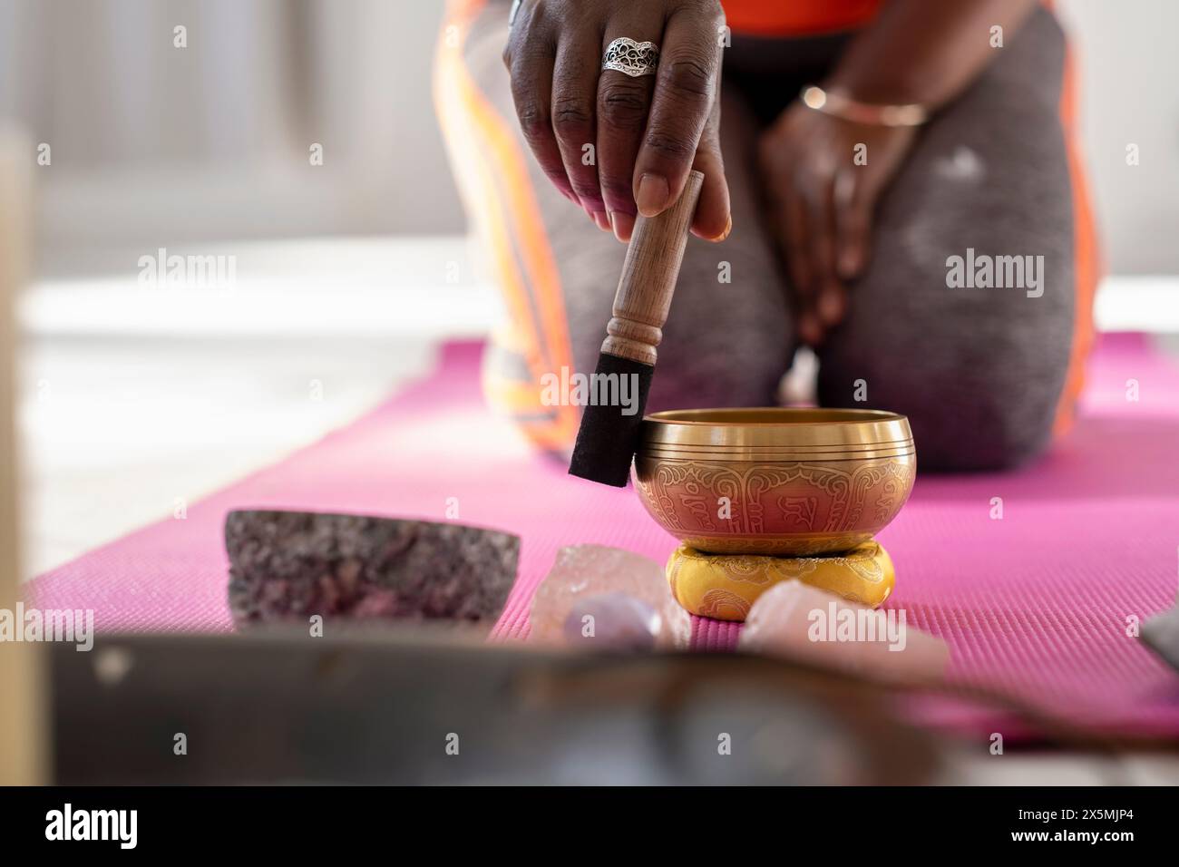 Gros plan?de femme avec bol chantant dans le studio de yoga Banque D'Images