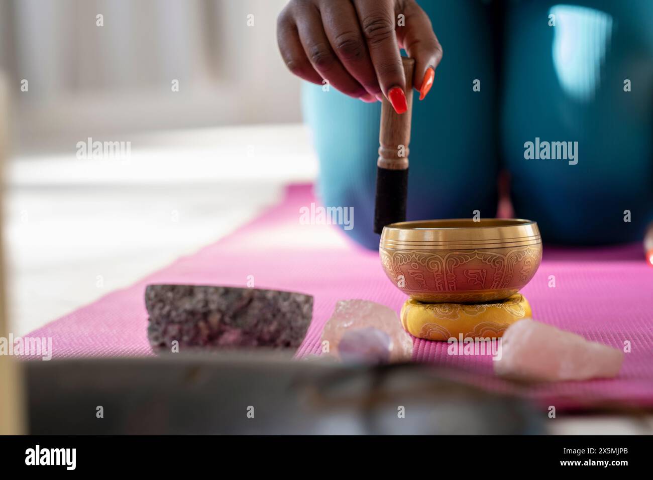 Gros plan?de femme avec bol chantant dans le studio de yoga Banque D'Images