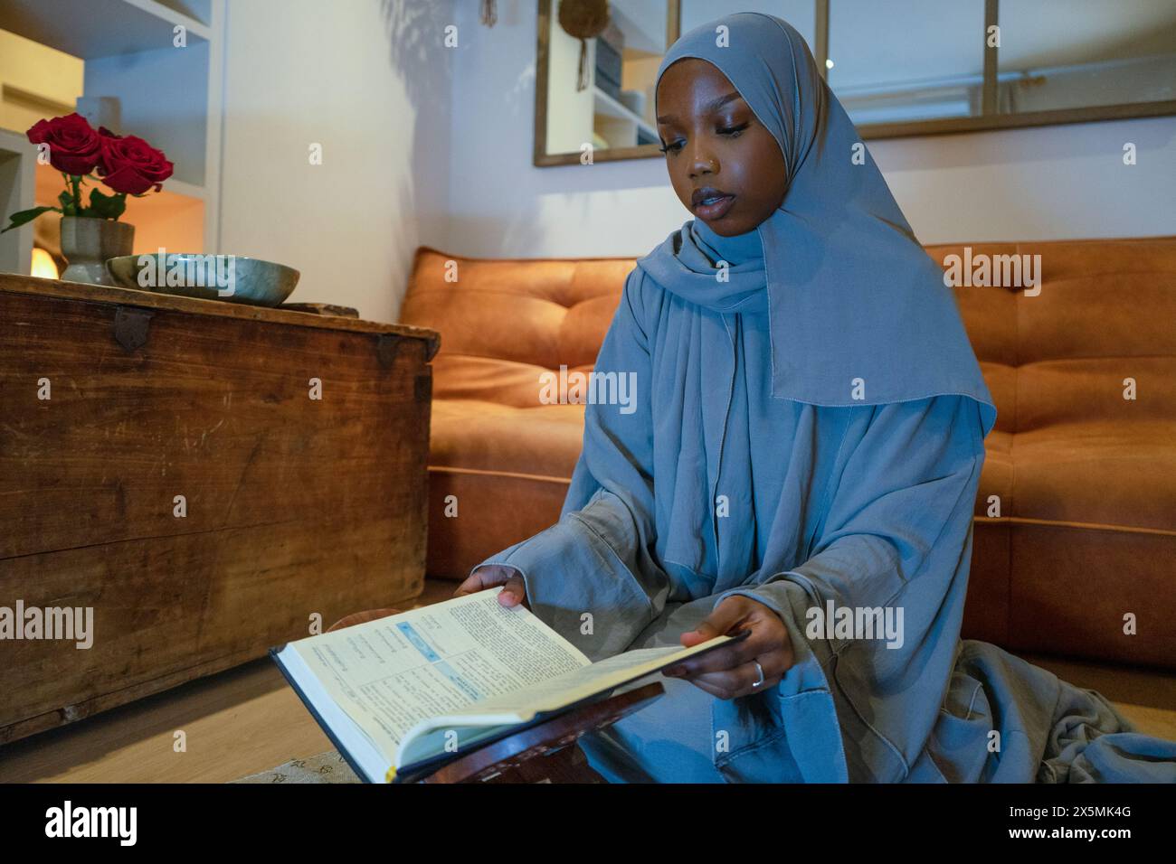 Femme musulmane priant à la maison Banque D'Images