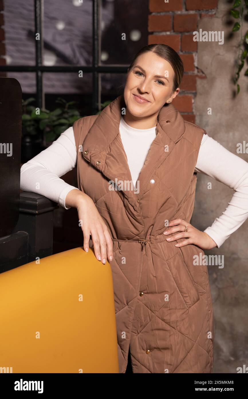 Portrait d'une jeune femme mi-adulte Banque D'Images