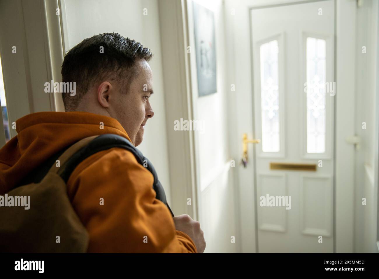 Homme dans le hall d'entrée de la maison Banque D'Images