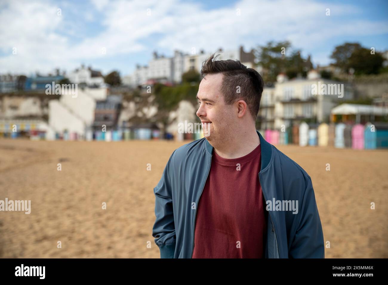Portrait of mid adult man on beach Banque D'Images