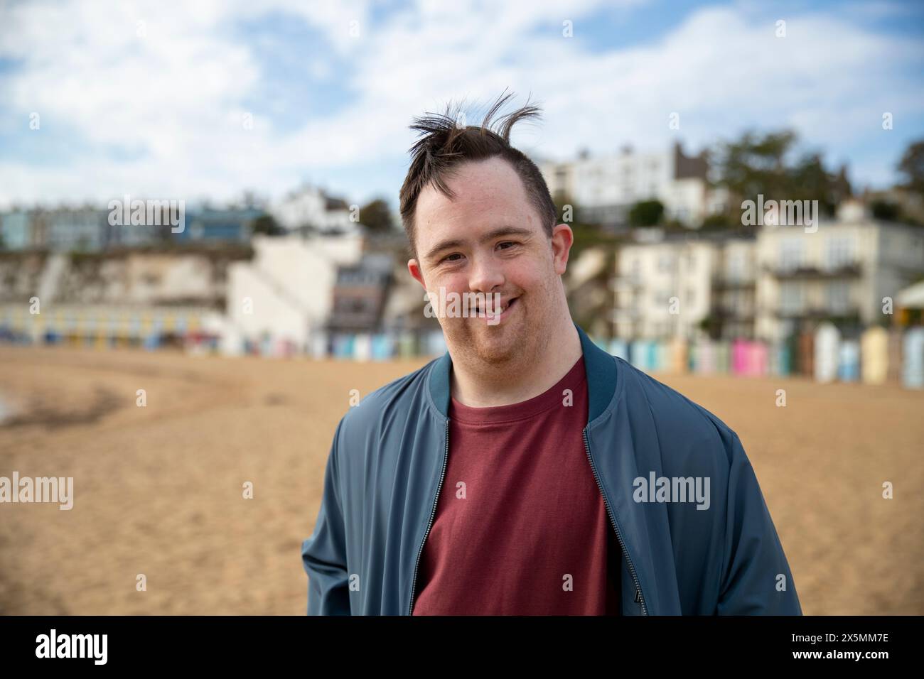 Portrait of mid adult man on beach Banque D'Images