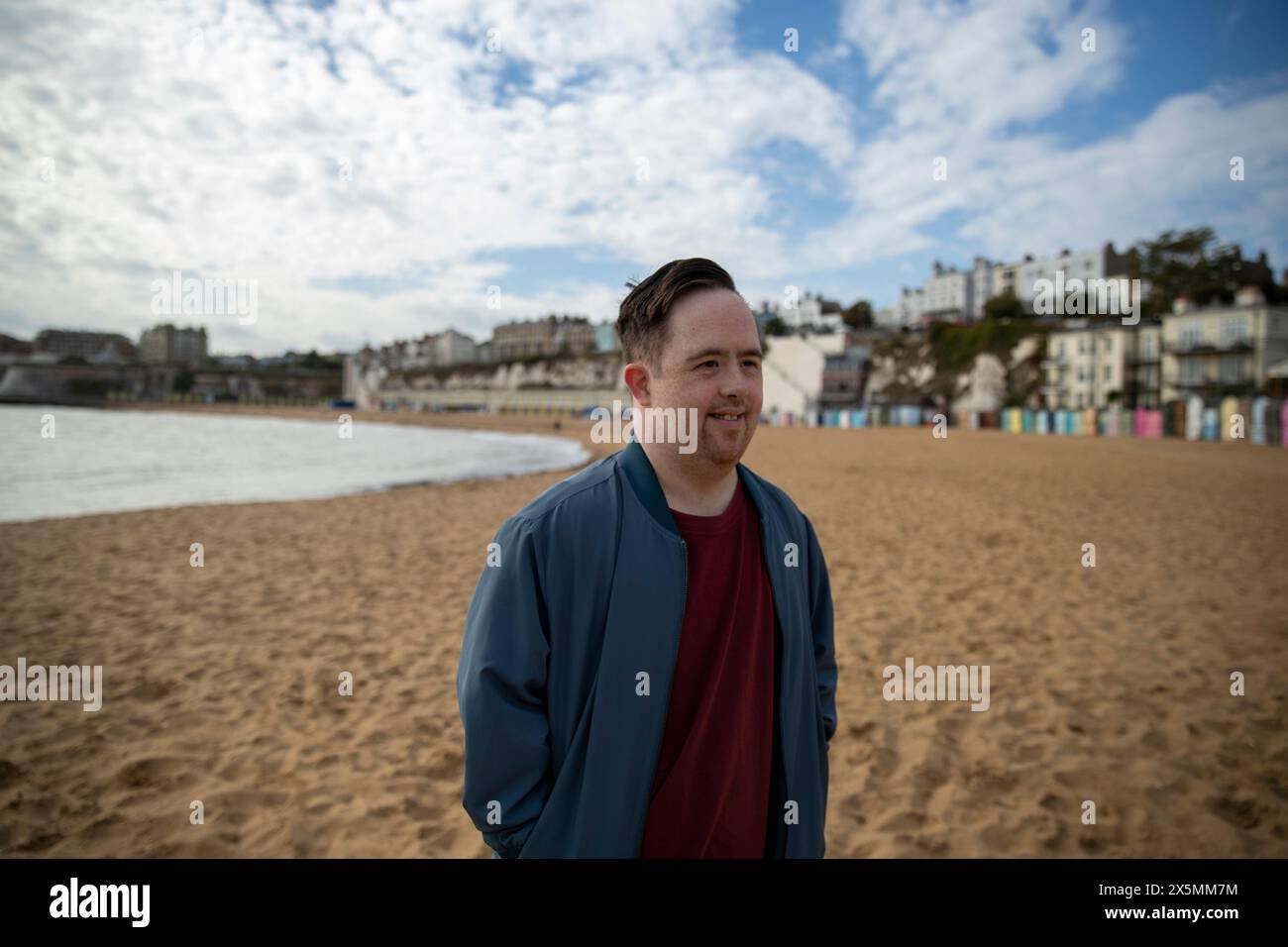 Homme adulte moyen sur la plage Banque D'Images