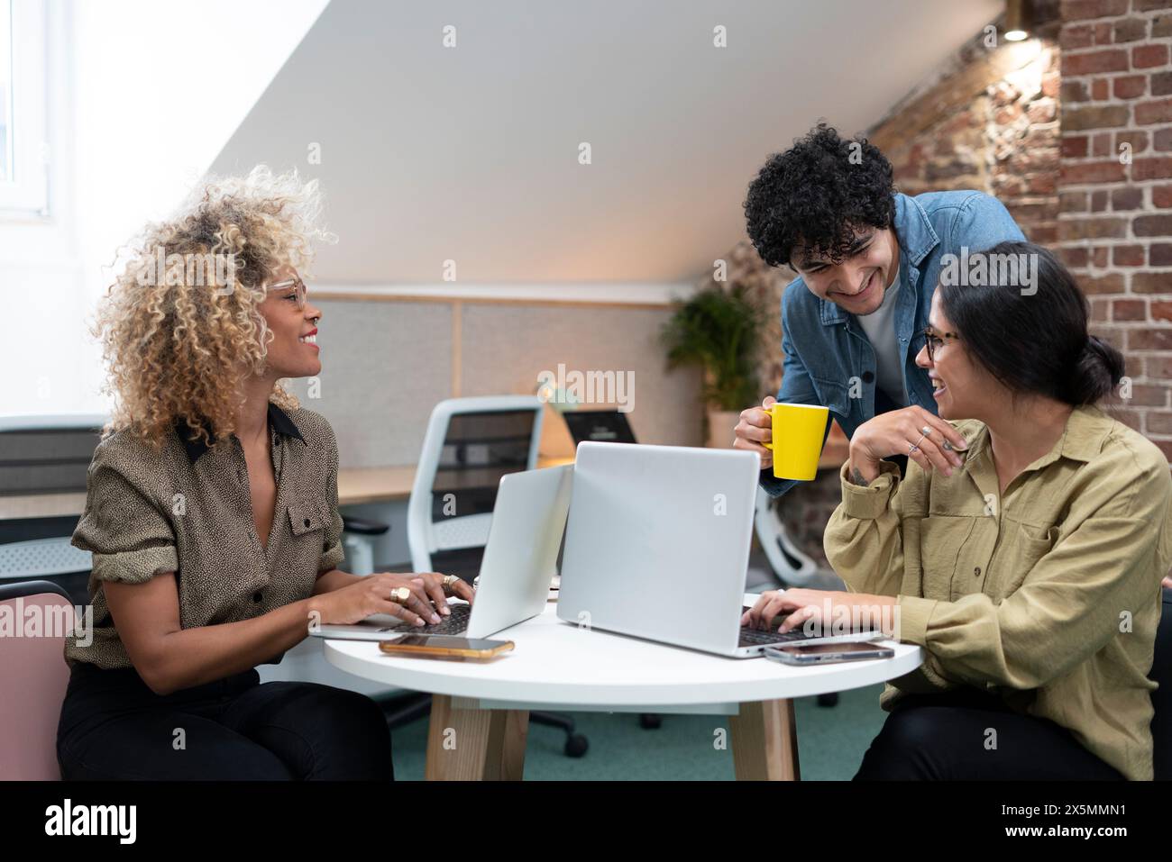 Les créatifs professionnels working in office Banque D'Images