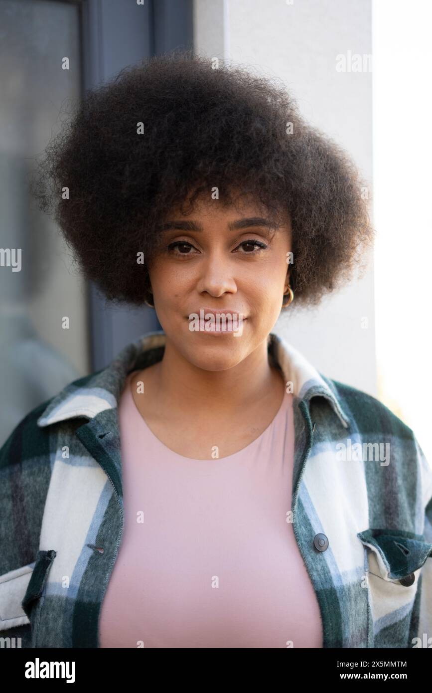 Portrait de jeune femme en cheveux bouclés Banque D'Images