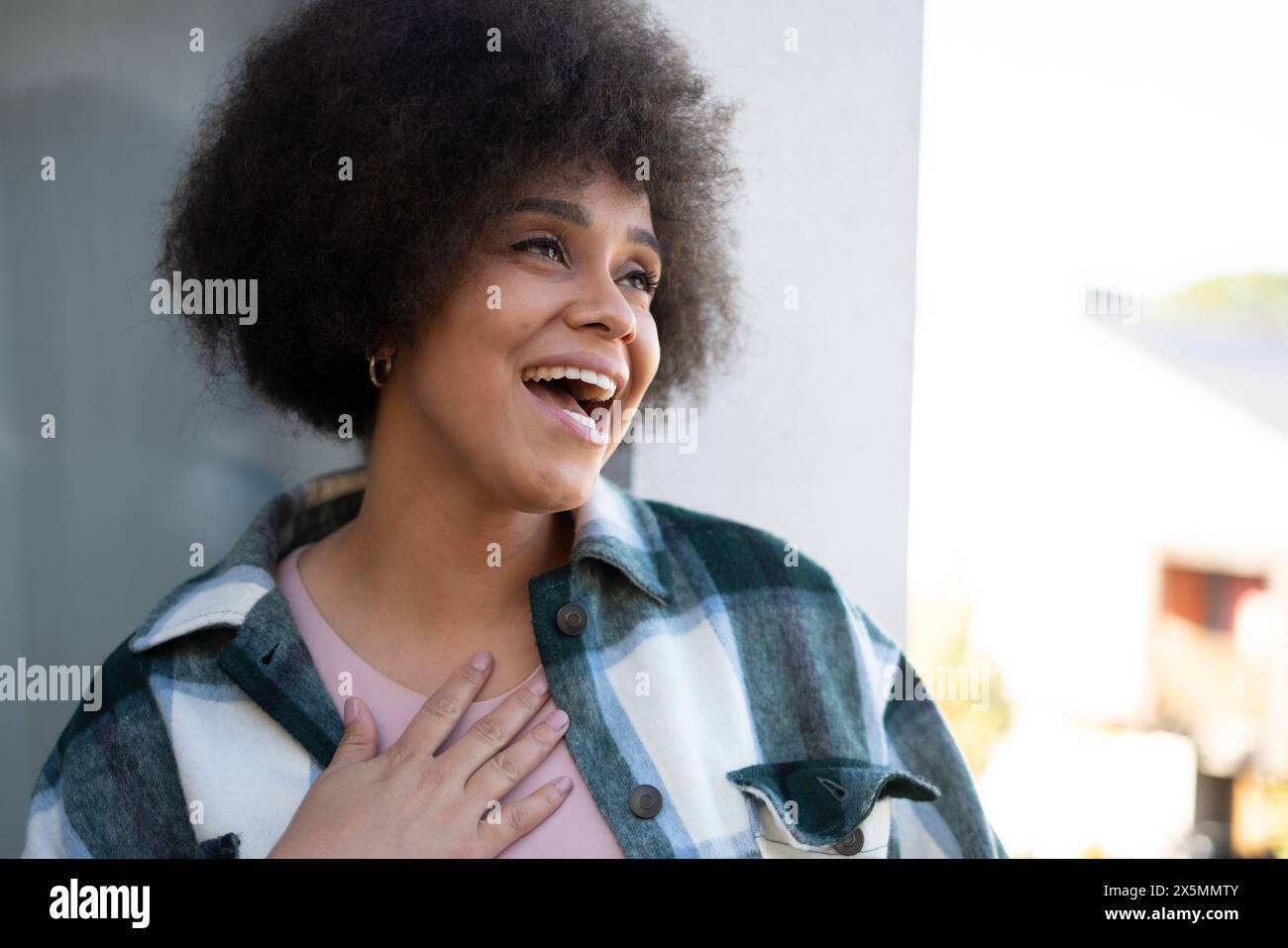 Femme souriante avec des cheveux bouclés Banque D'Images