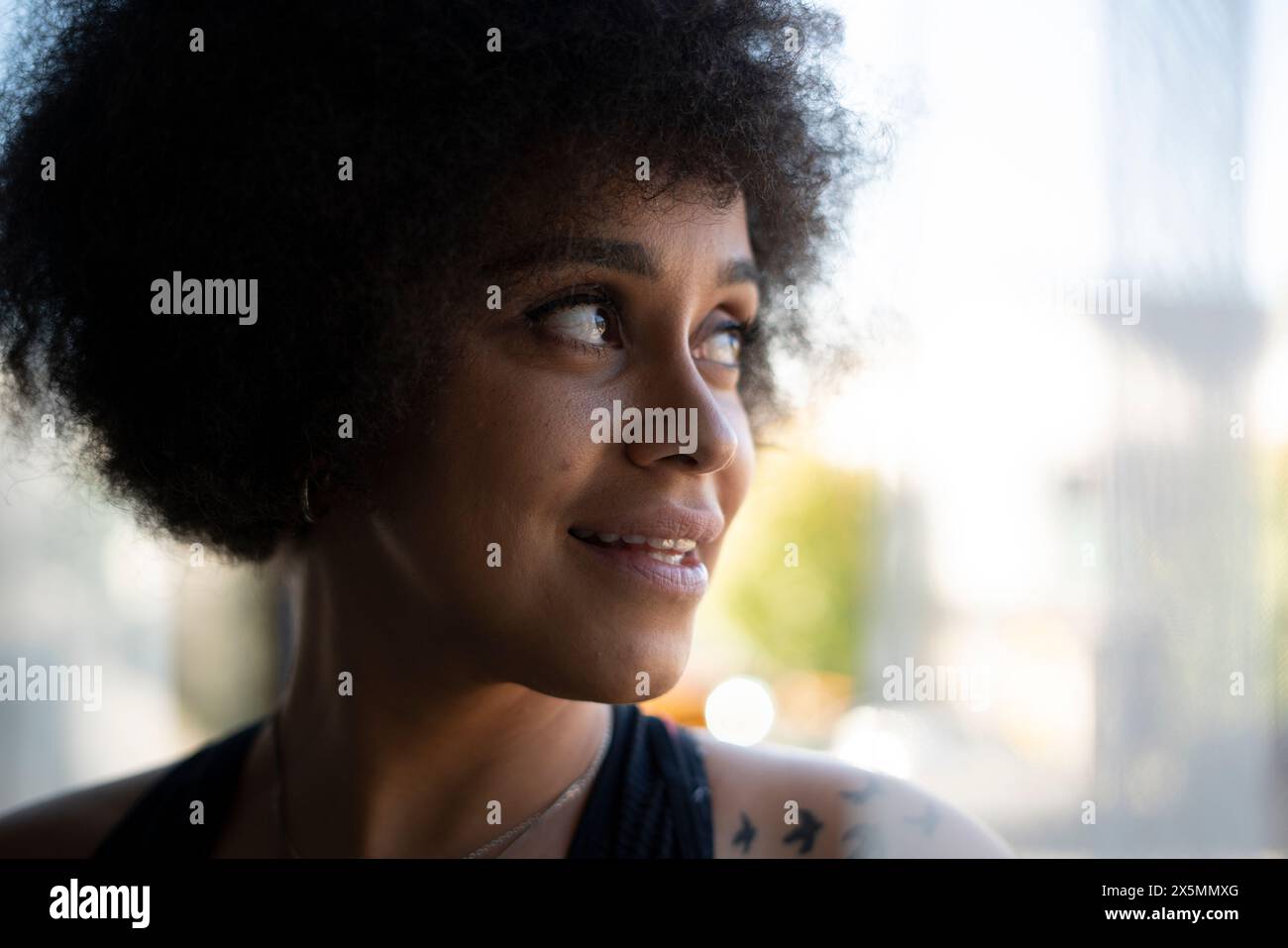 Femme souriante avec des cheveux bouclés Banque D'Images