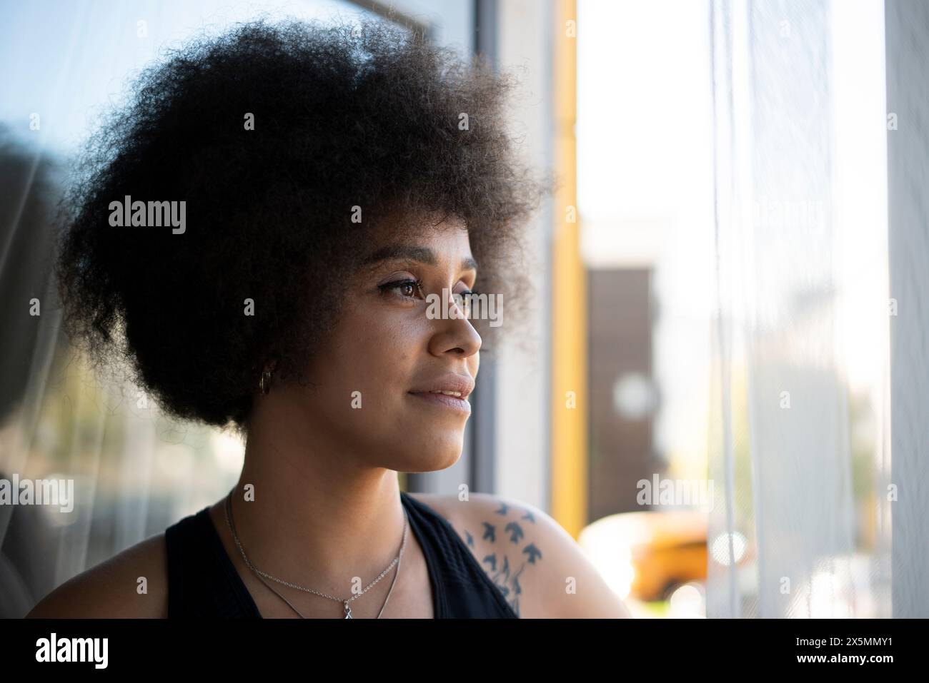 Femme souriante avec des cheveux bouclés Banque D'Images