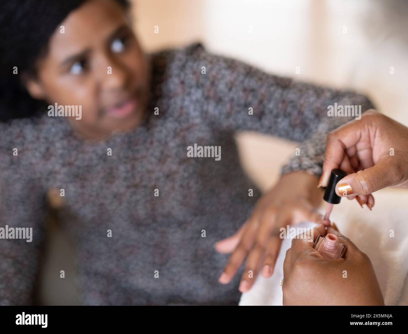 La mère et la fille peignant des ongles Banque D'Images