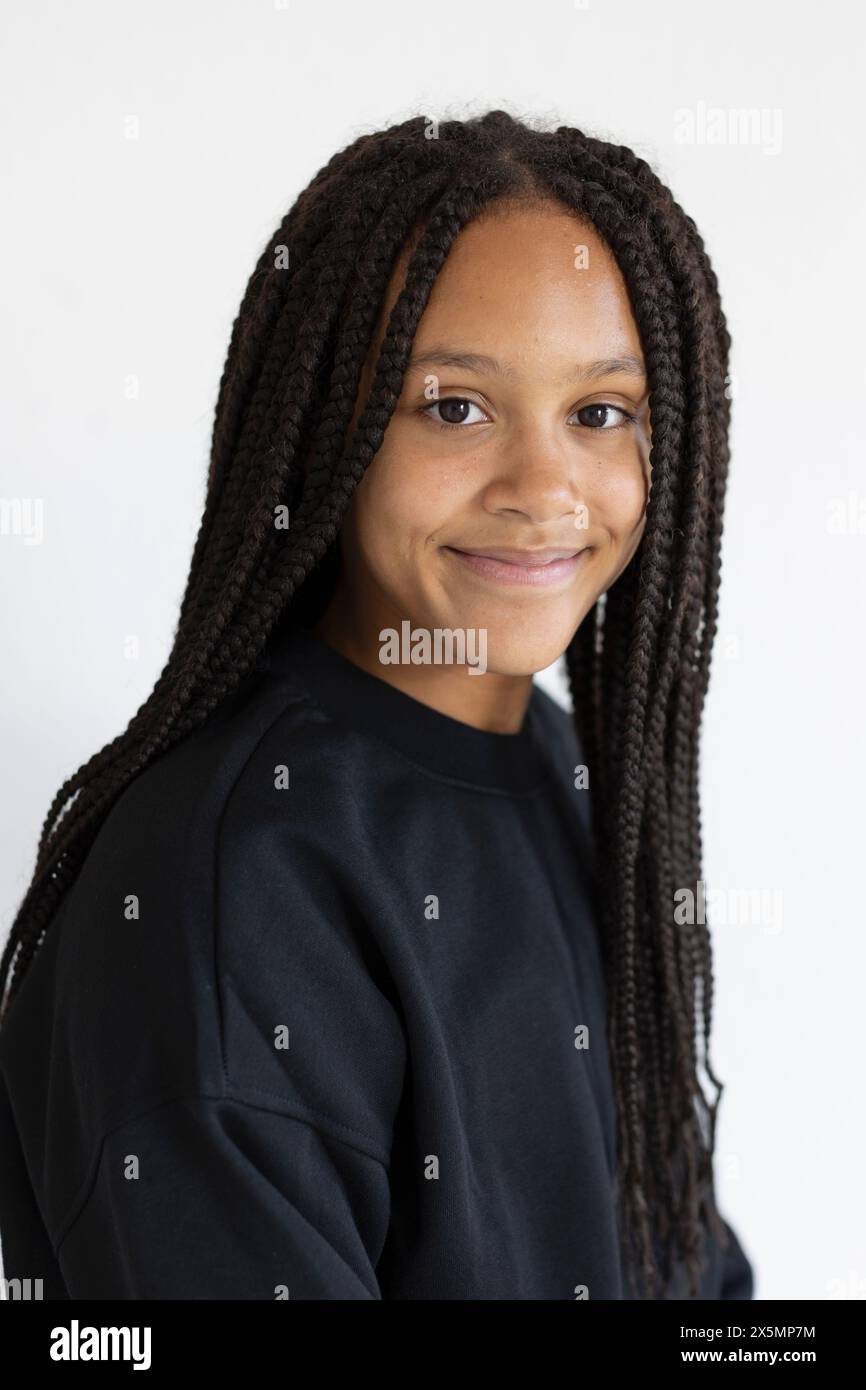 Portrait de fille souriante sur fond blanc Banque D'Images