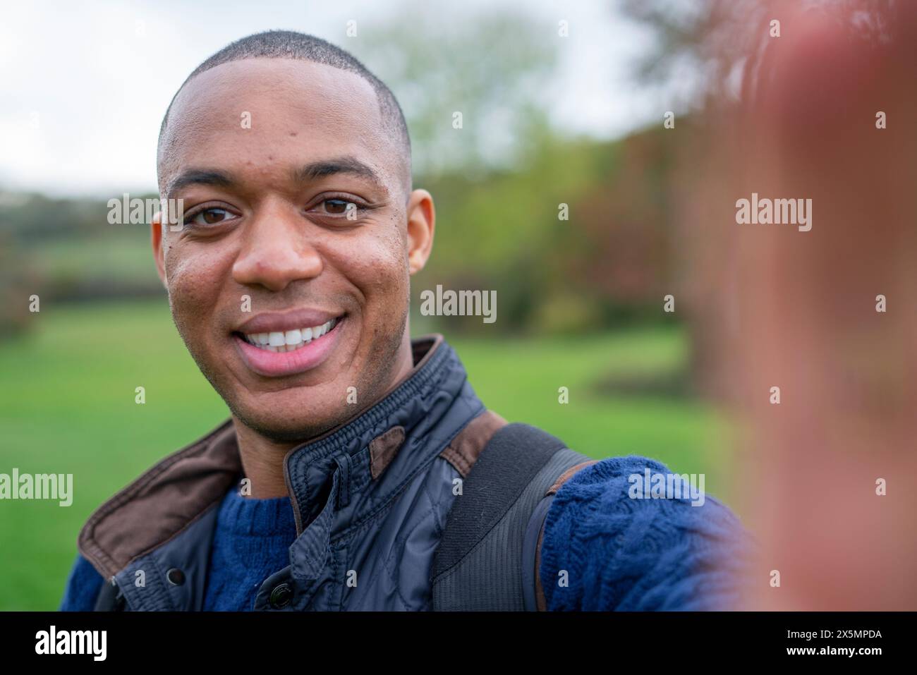 Portrait of smiling man in nature Banque D'Images