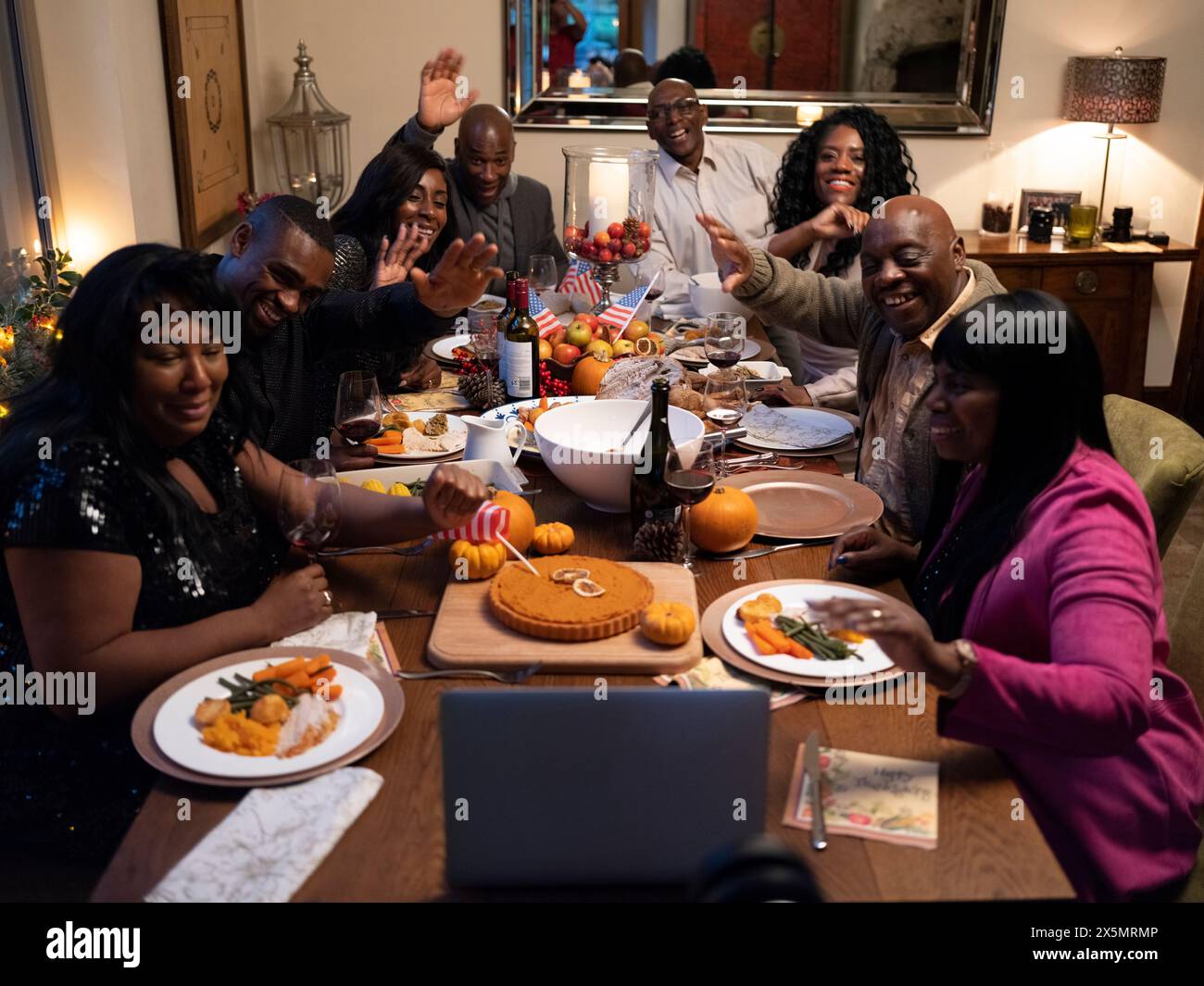 La famille a un appel vidéo pendant le dîner de Thanksgiving Banque D'Images