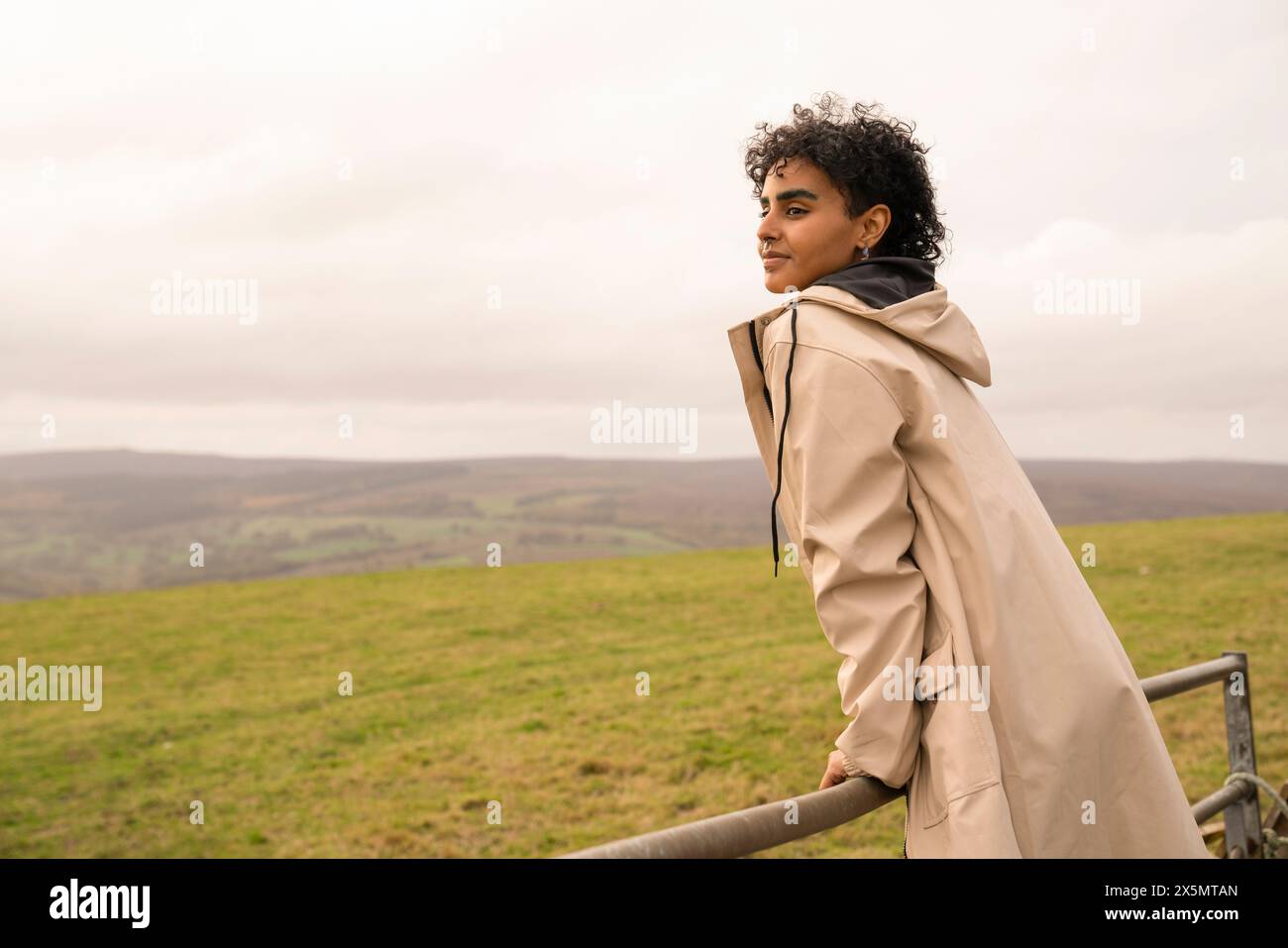 Jeune femme randonneuse regardant le paysage Banque D'Images