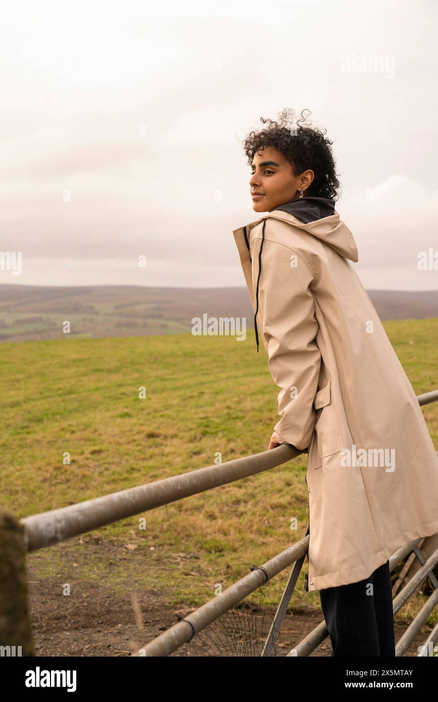 Jeune femme randonneuse regardant le paysage Banque D'Images