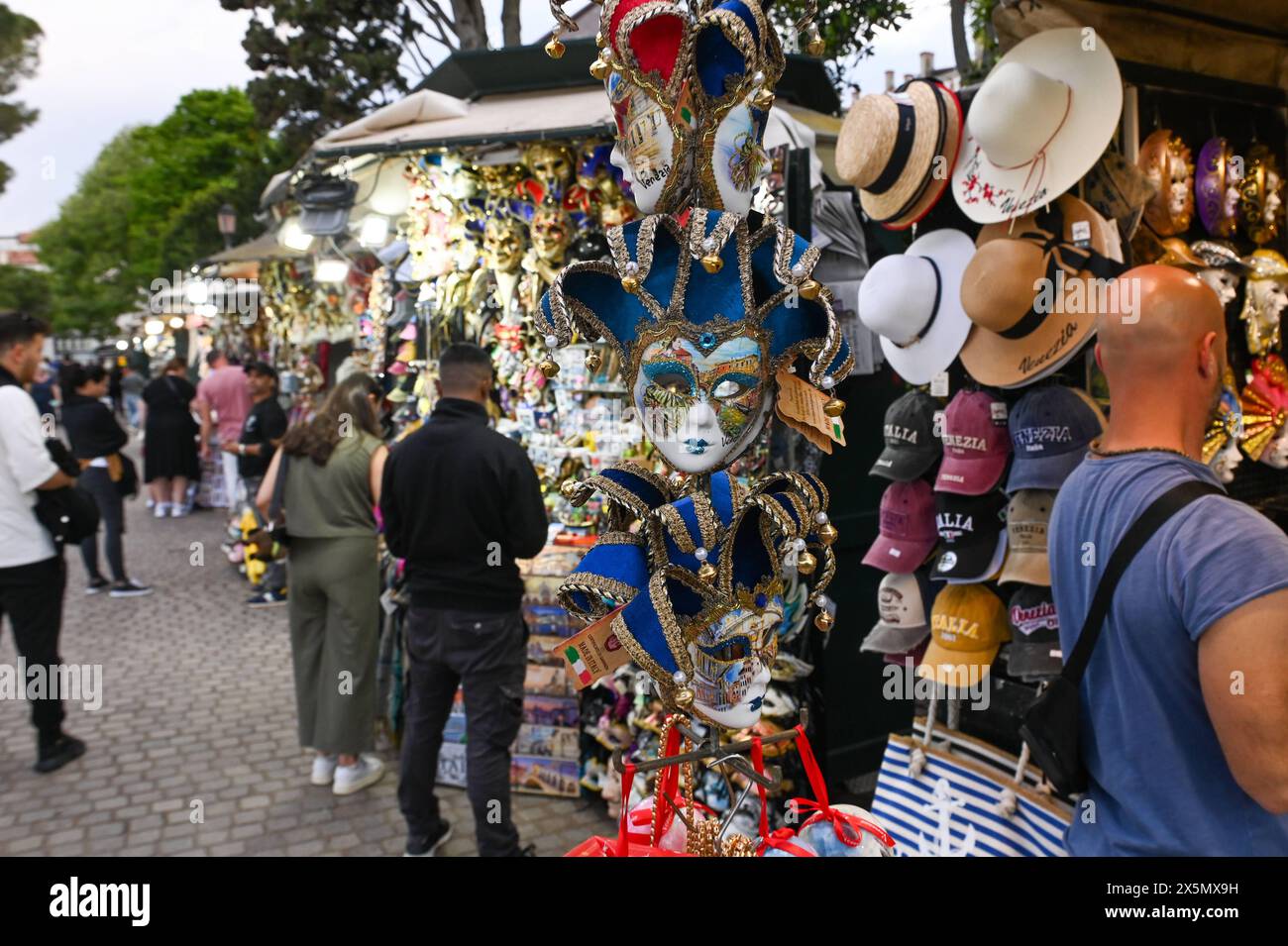 29.04.2024 IM Foto : typisch venedische Masken zu Karneval in Venedig Venedig Venetien Italien *** 29 04 2024 sur la photo masques vénitiens typiques pour le carnaval de Venise Venise Venise Veneto Italie Copyright : xEHLxMedia/Erik-HolmxLanghofx 240429 venedig-2 41 Banque D'Images