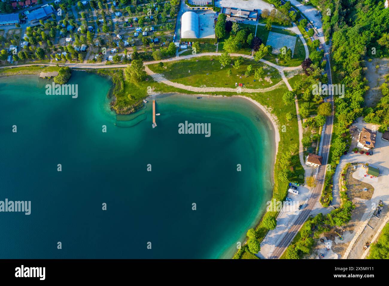 Vue aérienne du Lago di Ledro avec des eaux turquoise vibrantes, une végétation luxuriante le long du lac en Italie Banque D'Images