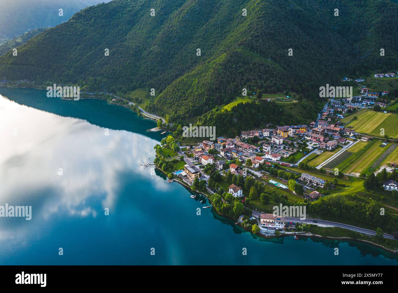 Vue aérienne de Lago di Ledro dans le Trentin, Italie, paisible village au bord du lac entouré de paysages alpins luxuriants Banque D'Images