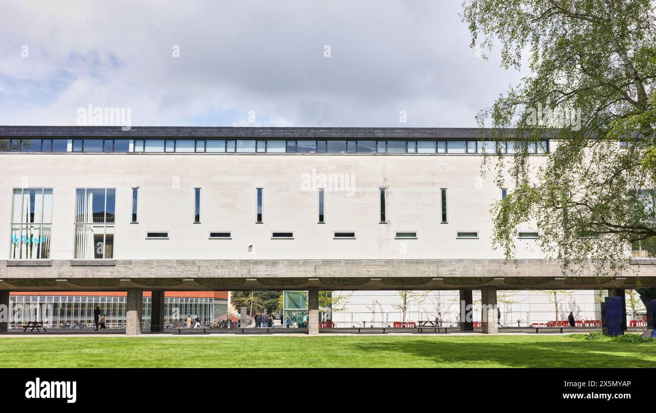 Cour du bâtiment relevé, Université de Cambridge, site de Sidgwick, Angleterre. Banque D'Images