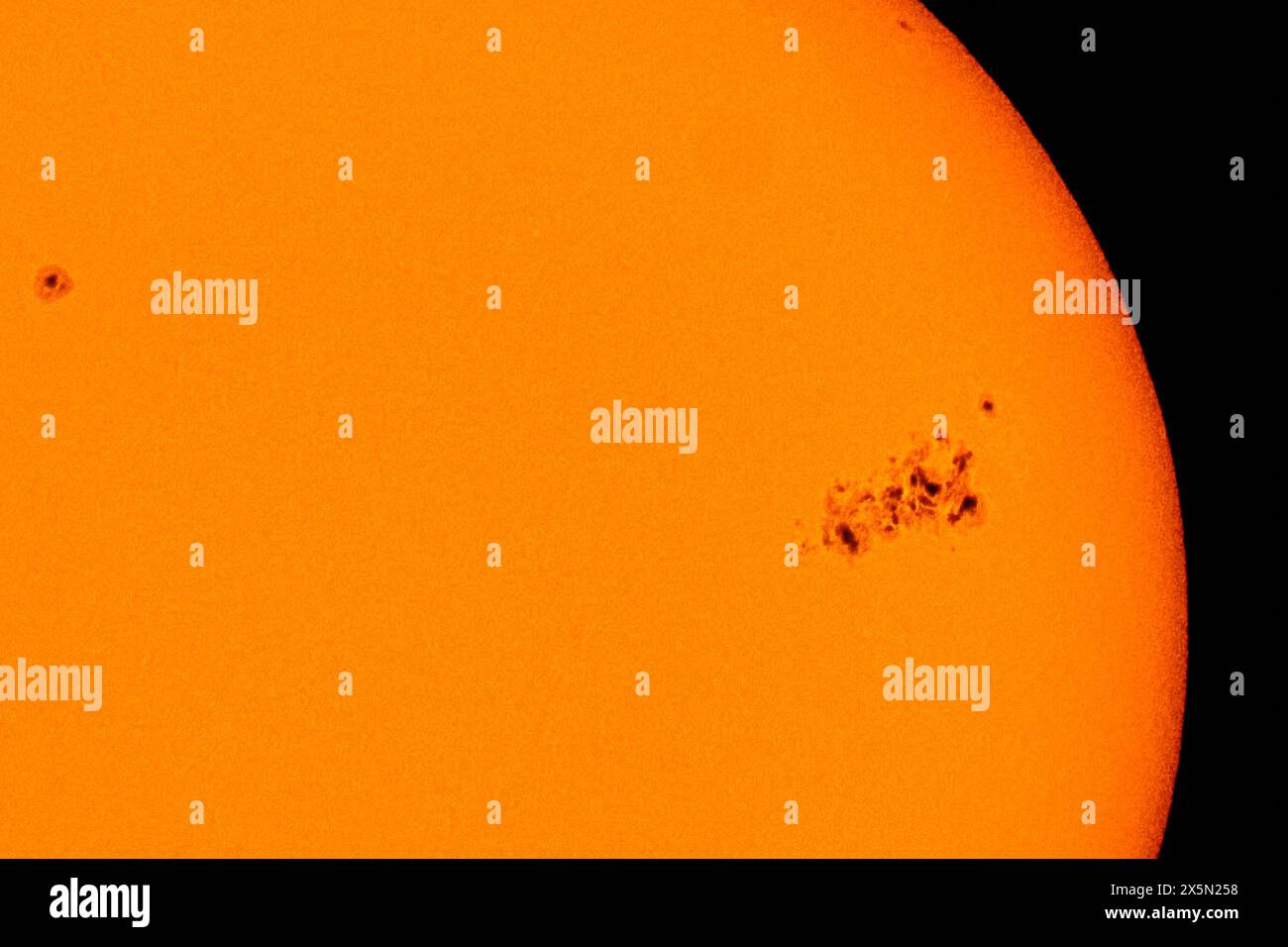 Palm Springs, Californie, États-Unis. 10 mai 2024. Attendu aujourd'hui, de graves tempêtes géomagnétiques sur Terre résultant d'au moins cinq éjections de masse coronales (CME). Le résultat sera des pannes radio et une activité aurorale élevée. La source pour une grande partie de celui-ci est la zone de taches solaires AR3664, qui a doublé en taille au cours des dernières 24 heures. Elle est maintenant 14 fois plus grande que la superficie de la Terre. (Crédit image : © Ian L. Sitren/ZUMA Press Wire) USAGE ÉDITORIAL SEULEMENT! Non destiné à UN USAGE commercial ! Crédit : ZUMA Press, Inc/Alamy Live News Banque D'Images