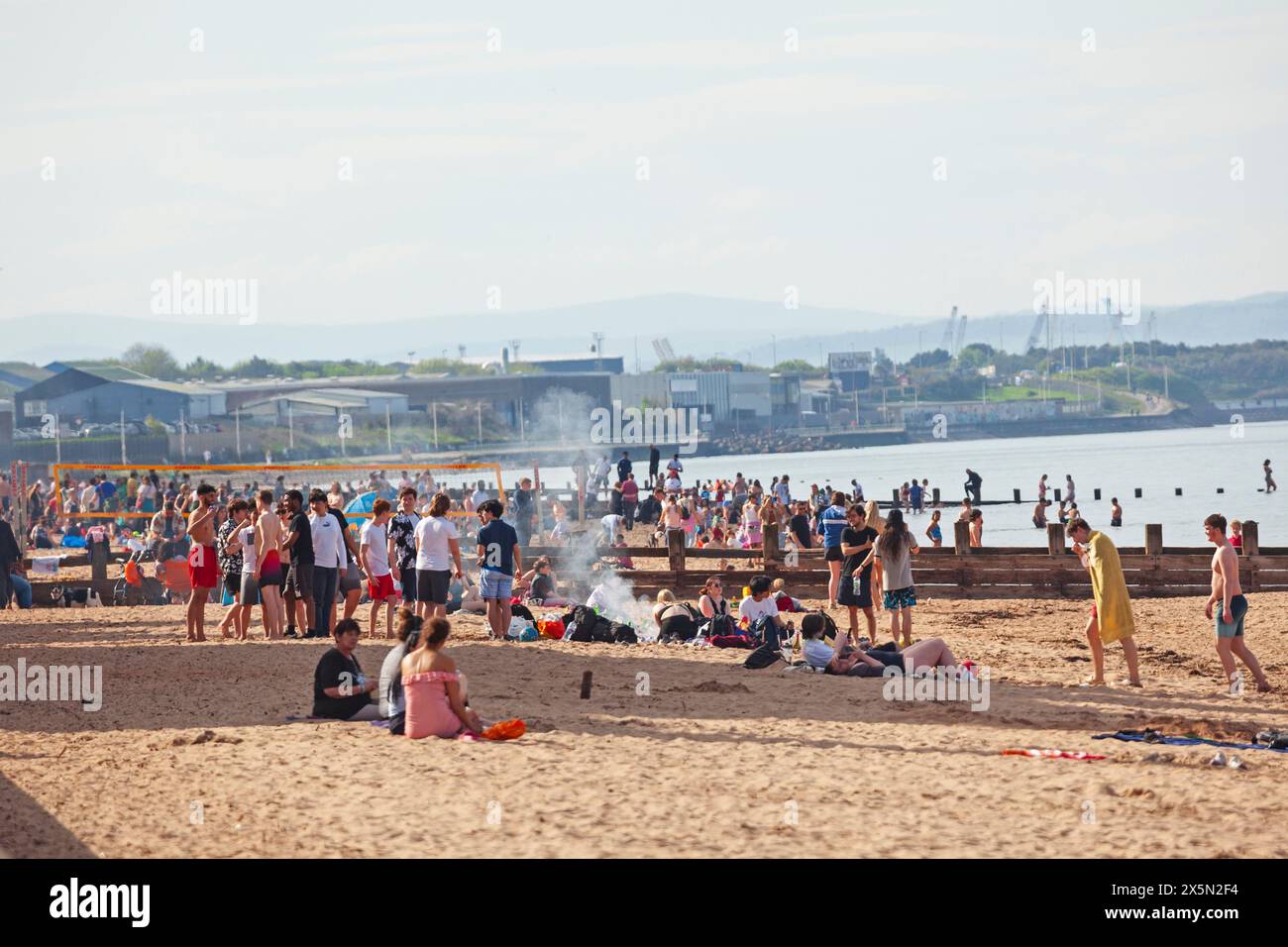 Portobello, Édimbourg, Écosse, Royaume-Uni. 10 mai 2024. Après-midi brûlant à Portobello Beach près du Firth of Forth. Température s'élevant à 23 degrés centigrades en fin d'après-midi. Credit : Arch White/Alamy Live news. Banque D'Images