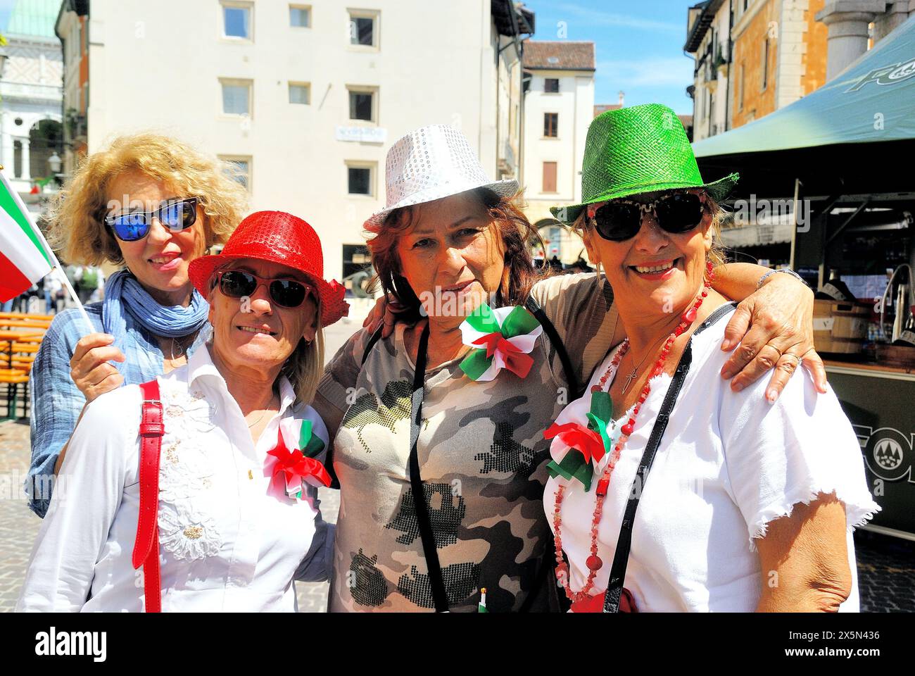 Vicence, Italie, 10 mai 2024 : le 95ème rassemblement national des Alpini rassemblant plusieurs milliers de personnes, principalement des Alpini ou d'anciennes troupes des Alpini et leurs familles, mais aussi de simples passionnés et des curieux arrivent à Vicence de toute l'Italie pour le quatre-vingt-quinzième rassemblement national des Alpini. Pendant trois jours, la ville sera occupée par leurs tentes, stands de nourriture, fanfares et groupes de chœurs. Cette année, il y a aussi une zone d'exposition réservée aux véhicules et armements de l'armée italienne. L’événement se terminera dimanche 12, lorsque le ministre italien de la Défense Guido Crosetto assistera à la parade finale. Crédits Banque D'Images