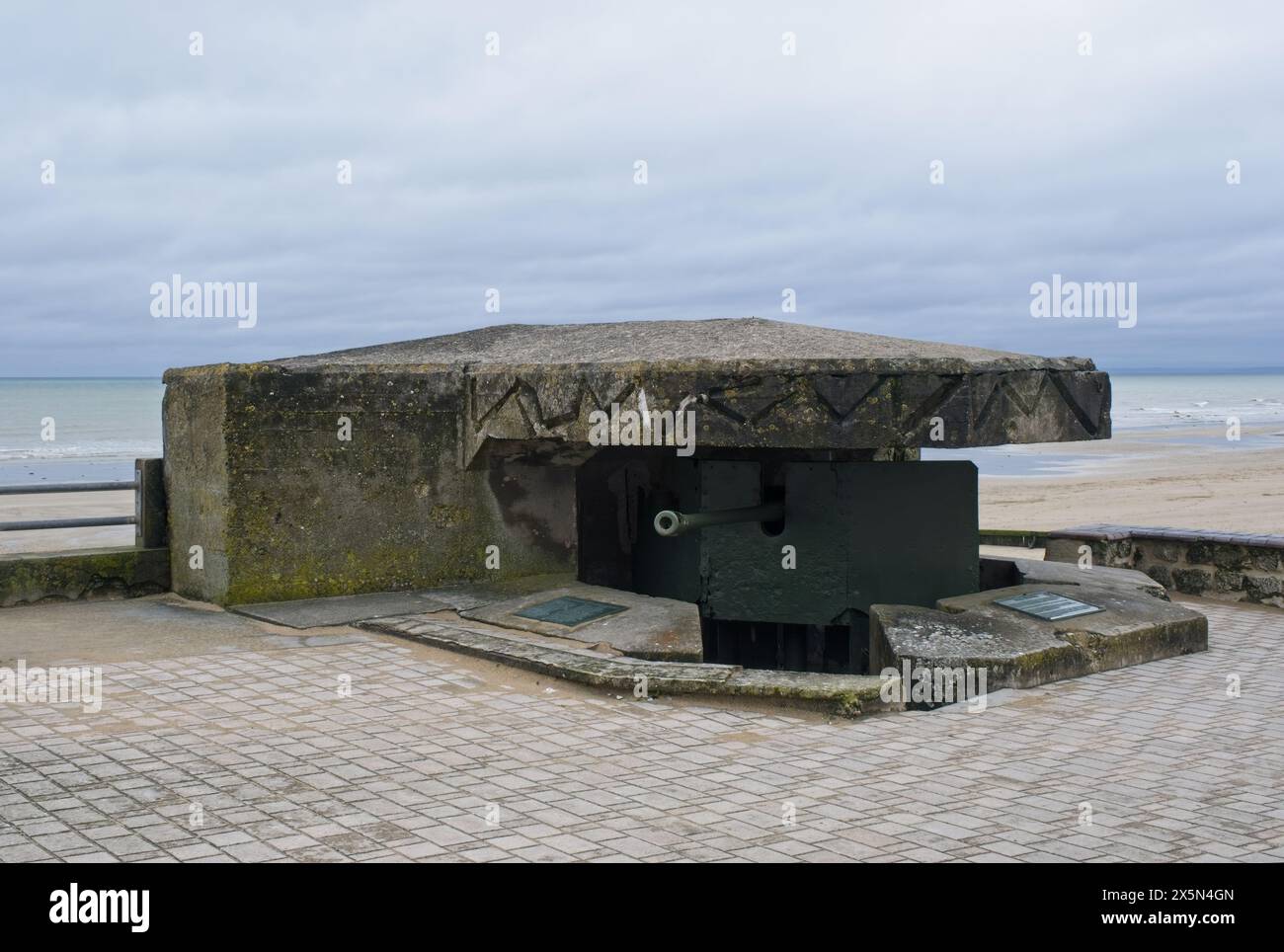 Saint-Aubin-sur-mer, France - 2 mai 2024 : Mémorial du débarquement de Sword Beach. Bunker (WiderstandsNest) WN27. Jour de printemps nuageux. Mise au point sélective Banque D'Images