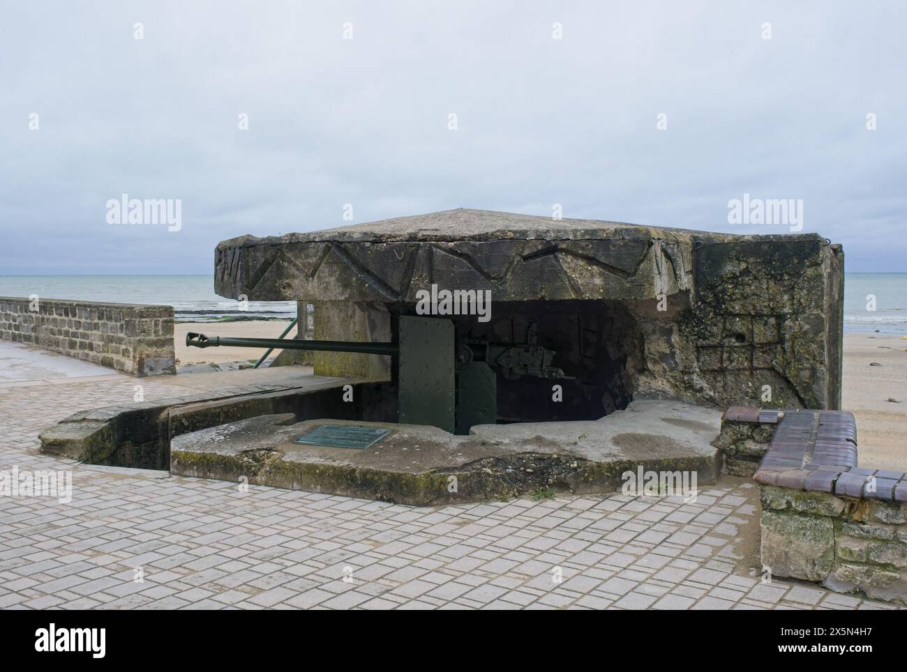Saint-Aubin-sur-mer, France - 2 mai 2024 : Mémorial du débarquement de Sword Beach. Bunker (WiderstandsNest) WN27. Jour de printemps nuageux. Mise au point sélective Banque D'Images