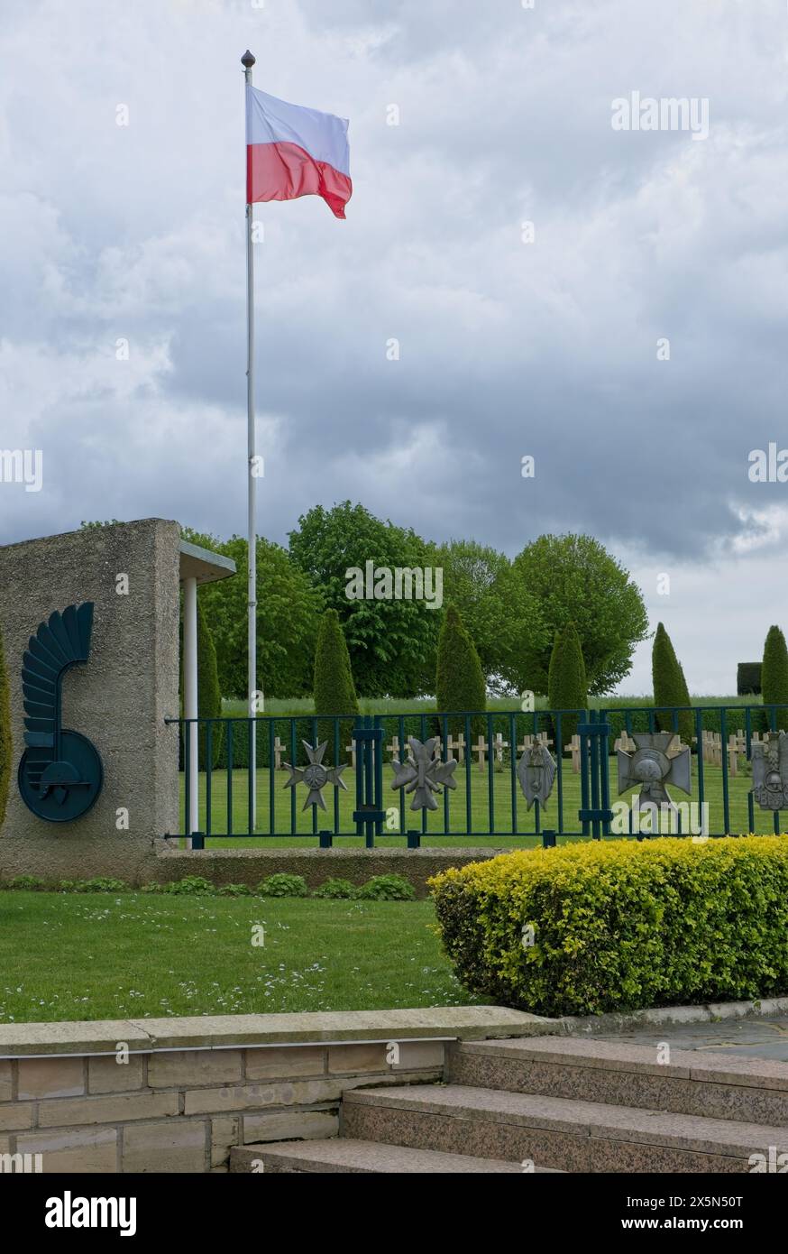 Urville, France - 6 mai 2024 : ce cimetière de guerre de Grainville-Langannerie contient les tombes d'environ 700 soldats polonais tués pendant le second monde Banque D'Images