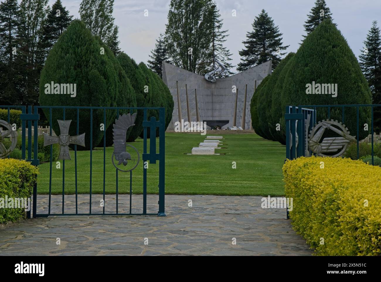 Urville, France - 6 mai 2024 : ce cimetière de guerre de Grainville-Langannerie contient les tombes d'environ 700 soldats polonais tués pendant le second monde Banque D'Images