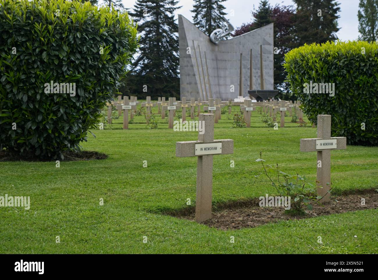 Urville, France - 6 mai 2024 : ce cimetière de guerre de Grainville-Langannerie contient les tombes d'environ 700 soldats polonais tués pendant le second monde Banque D'Images