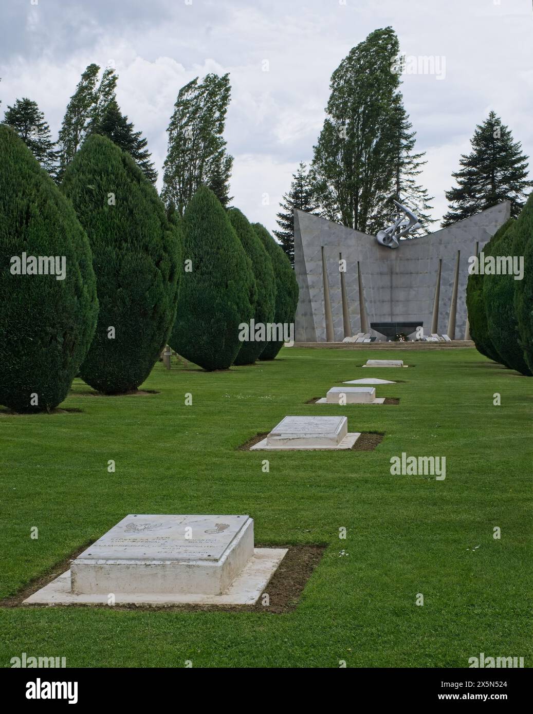 Urville, France - 6 mai 2024 : ce cimetière de guerre de Grainville-Langannerie contient les tombes d'environ 700 soldats polonais tués pendant le second monde Banque D'Images
